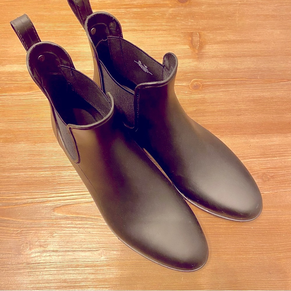 Sam Edelman Chelsea Boots Matte Rubber Ankle Rainboots w/ gold detail